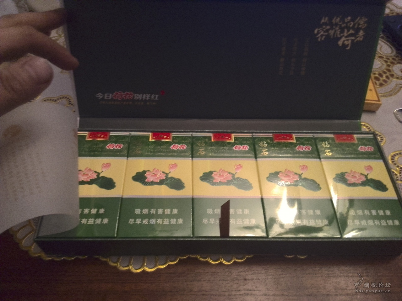 荷花香烟保质期是多久(荷花烟的外包装)