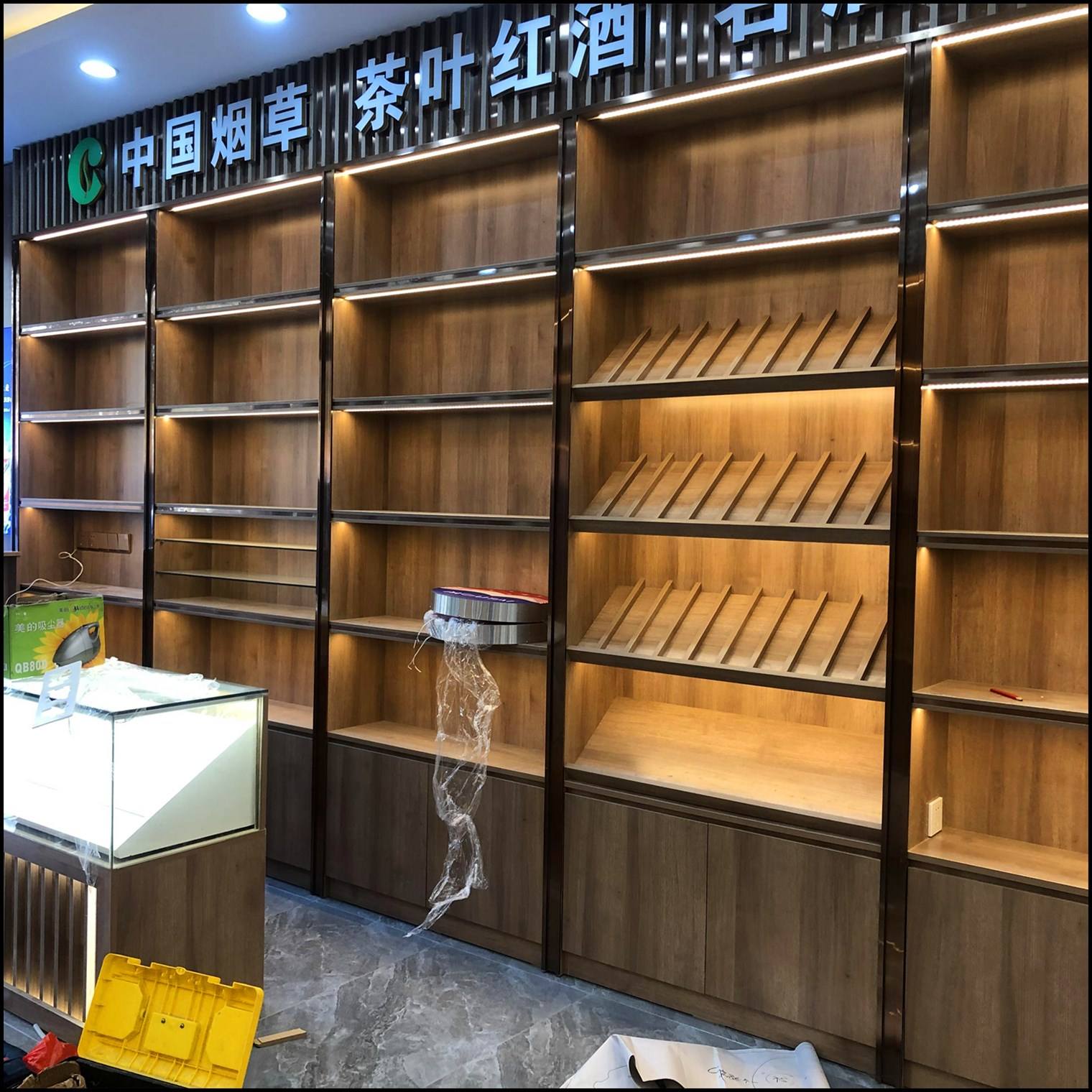 店面烟柜展示柜效果图(高档烟柜展示柜图片大全)